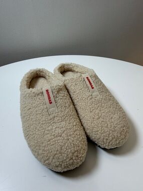 Bombas Sherpa Slip-Ons in Off-White